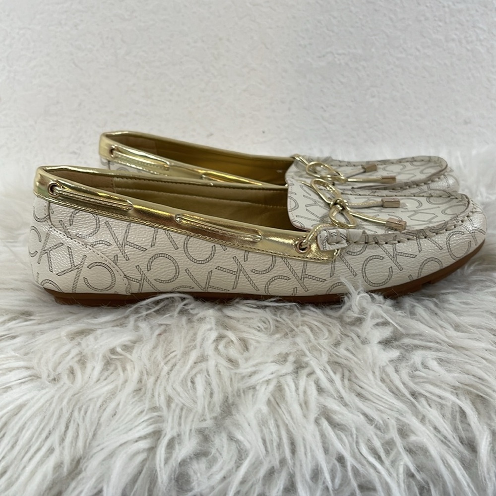 CALVIN KLEIN WOMEN’S MOCCASINS LAYA-T WHITE GOLD BOW CK LOGO SIZE 10 NEW - Picture 3 of 9